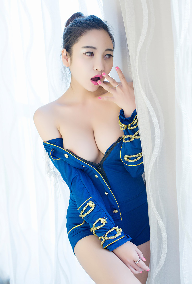 性感美女李梓熙E罩杯巨乳让人想入非非