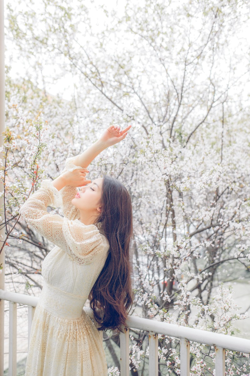 高颜值清纯美女樱花树下唯美写真