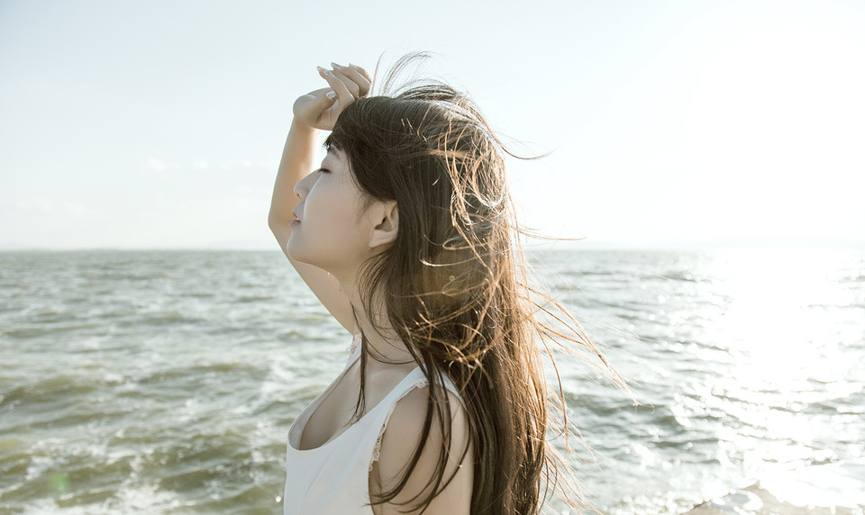 养眼美女盛夏海边小清新唯美写真