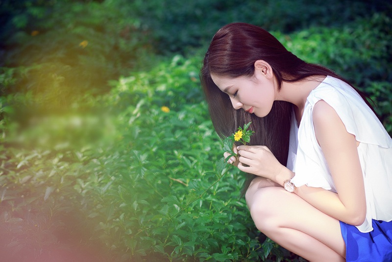 清新美女恬静夏日野外写真