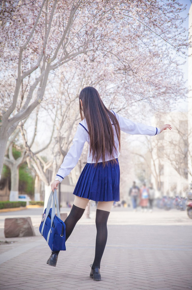 三月樱花盛开清纯学生妹校服唯美写真