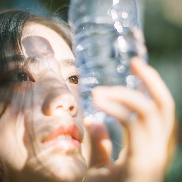 小清新美女阳光下微风吹飘发唯美写真